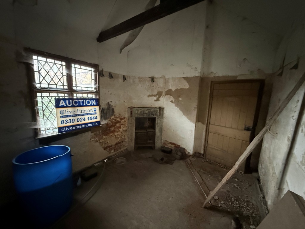 Lot: 29 - VACANT LOCK-UP STORE WITH PLANNING - Room 2 with window to the front aspect